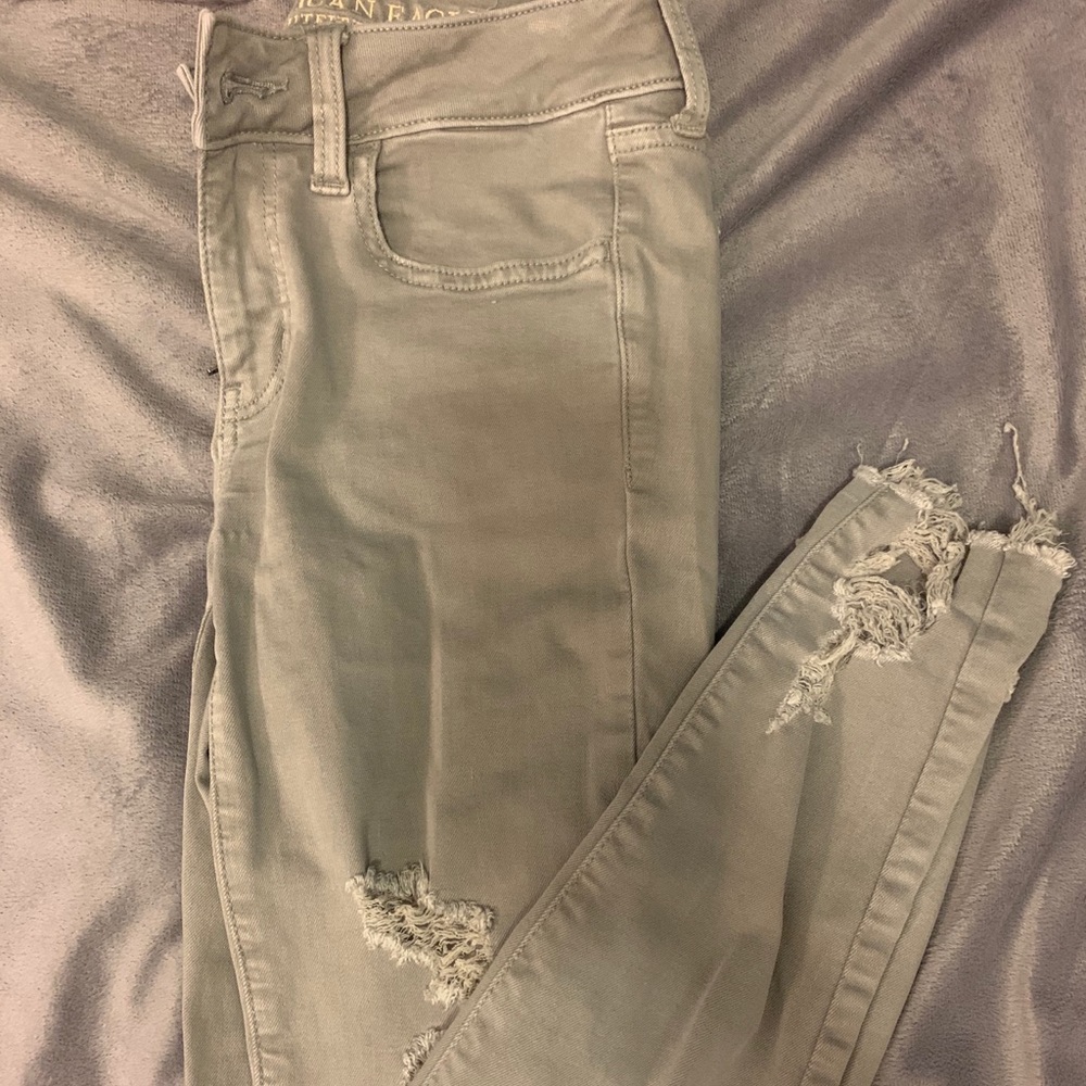 Distressed mid-rise grey jeggings